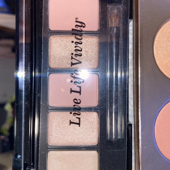 Higher end Makeup Bundle - Picture 3 of 5